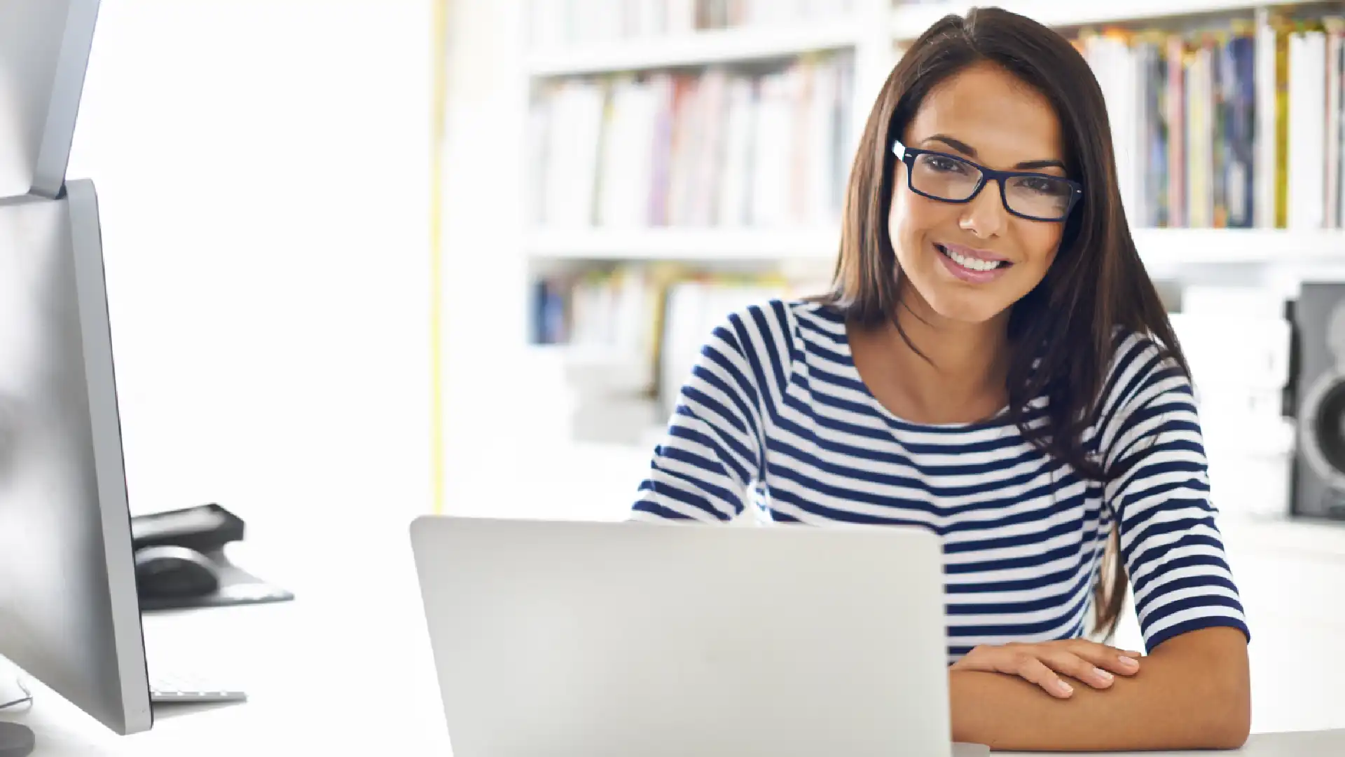 International founder working on a laptop to start a US LLC